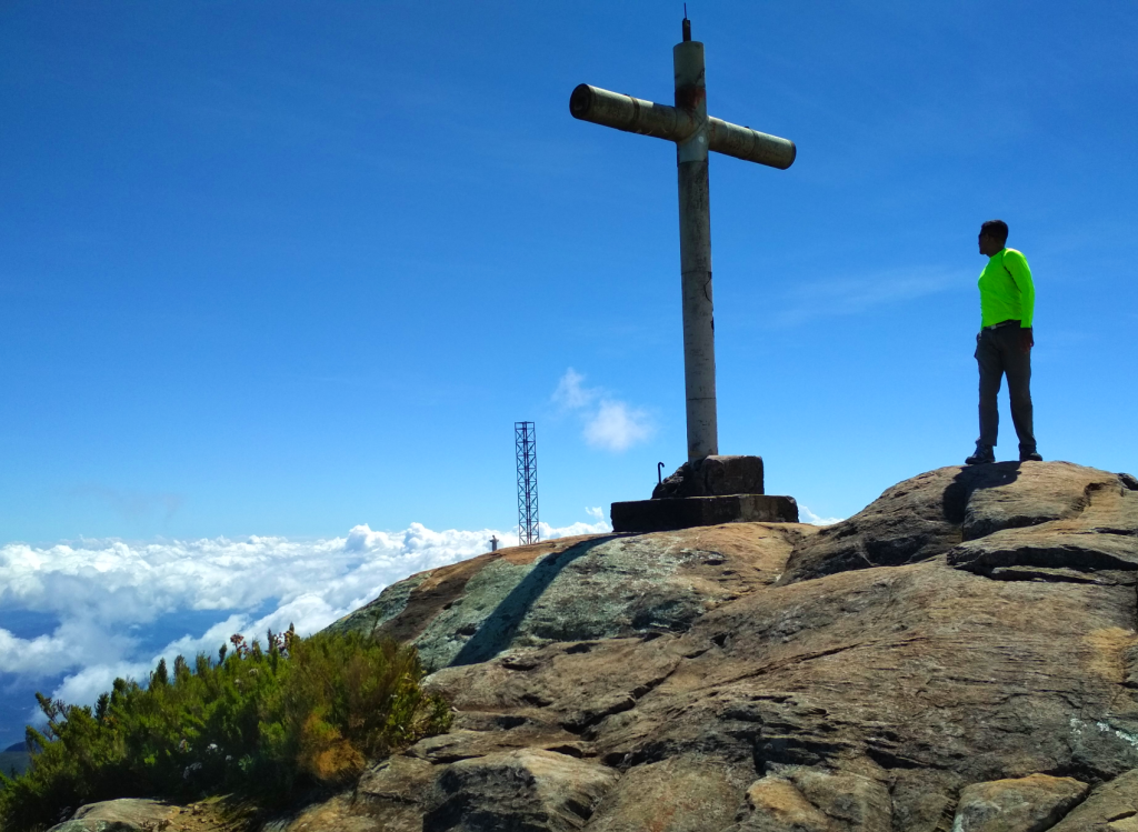 Vista da cruz no alto do Pico da Bandeira no Parque Nacional do Alto Caparaó