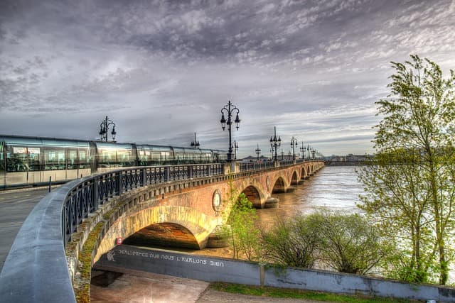 imagem mostra a ponte e o metro de Bordeus que  é uma das melhores cidades da França para se conhecer em uma viagem