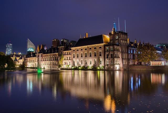 Imagem mostra a cidade holandesa de Haia durante a noite