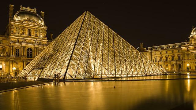 Imagem mostra o museu do louvre que é um dos lugares mais bonitos na França