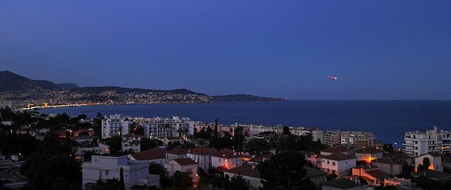 Imagem mostra baia de Nice que é uma cidade incrível para visitar em uma viagem a Franla