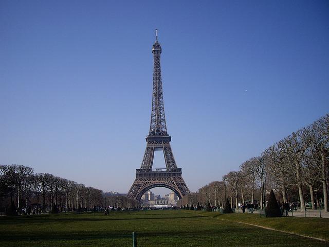 Imagem mostra a torre eiffel que é um dos melhores Pontos turísticos da França