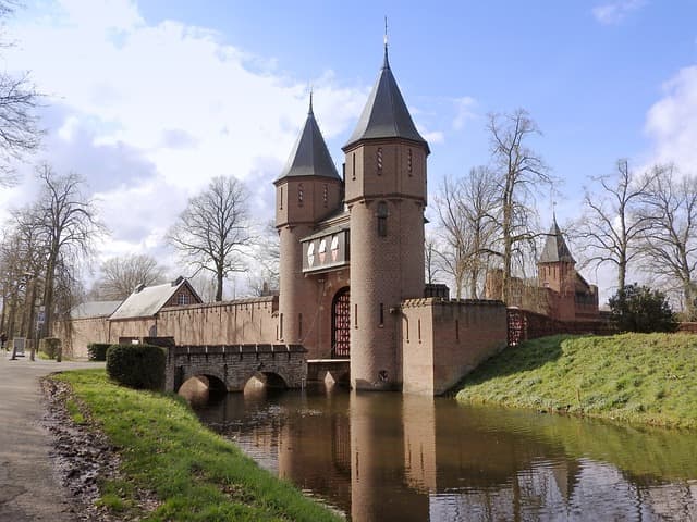 Imagem mostra a cidade de Utrecht que é uma cidade linda com construções sensacionais