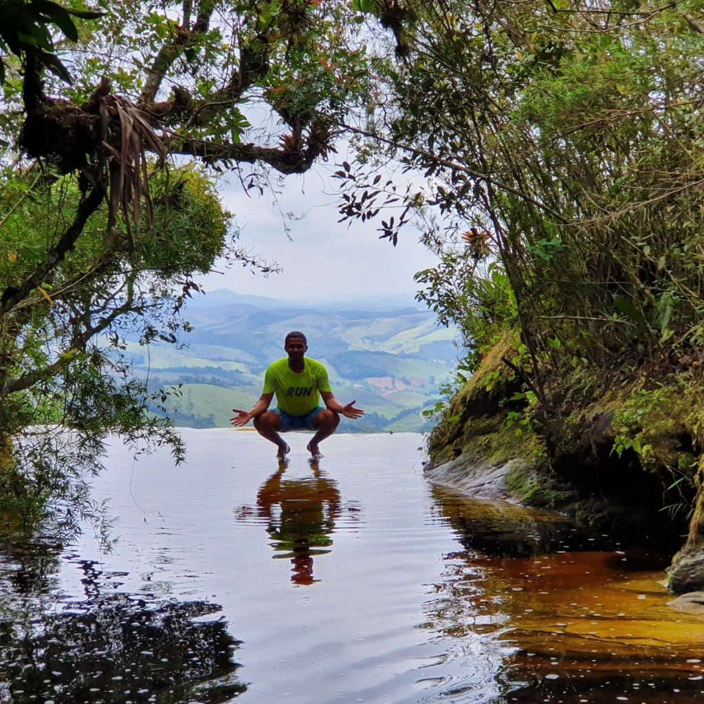 Uma das melhores trilhas ecológicas do Brasil, é a Janela do Céu, em Ibitipoca.