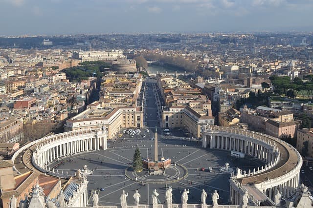 Imagem mostra o vaticano, que é um dos menores paises do mundo e simbolo do catolicismo e um dos melhores pontos turísticos de Roma