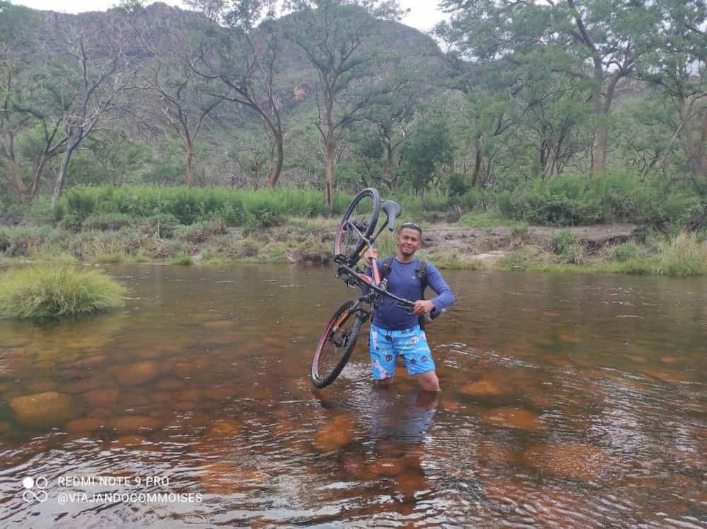 Imagem mostra turista passeando de bicicleta no parque nacional da serra do cipó