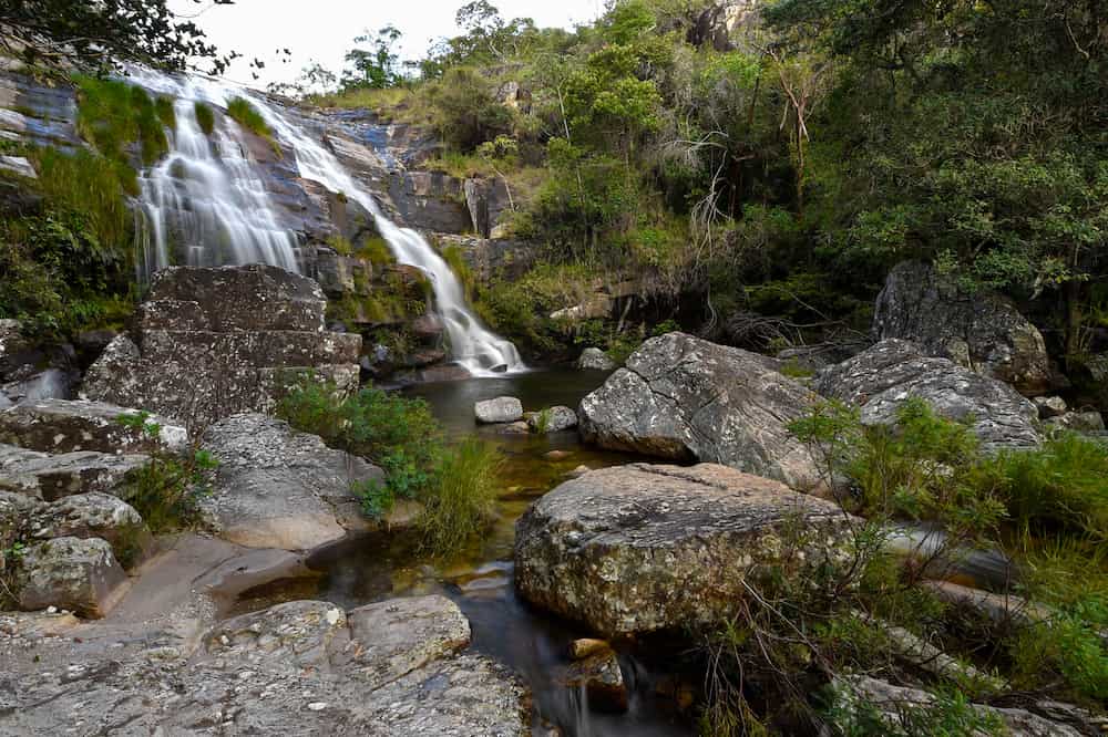 Imagem mostra a cachoeira em Jaboticatubas, uma das melhores cidades de Minas Gerais